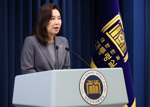 강유정 대통령실 대변인이 16일 용산 대통령실에서 국민추천제 등 현안 관련 설명을 하고 있다. 연합뉴스.